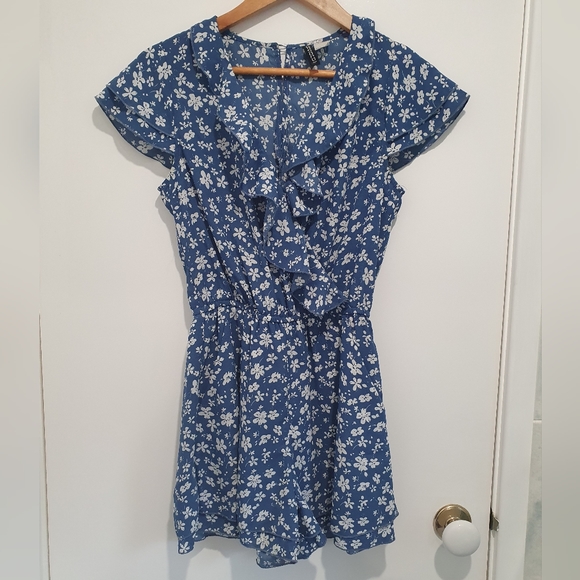 DIVIDED H&M size 8 (EUR 34/US 4) blue/white floral playsuit - Picture 3 of 8